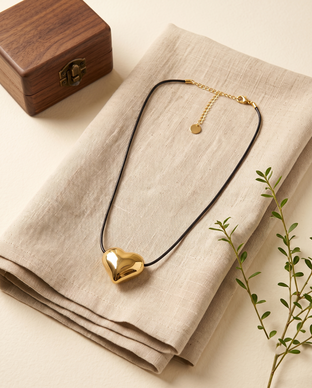 Heart cord necklace