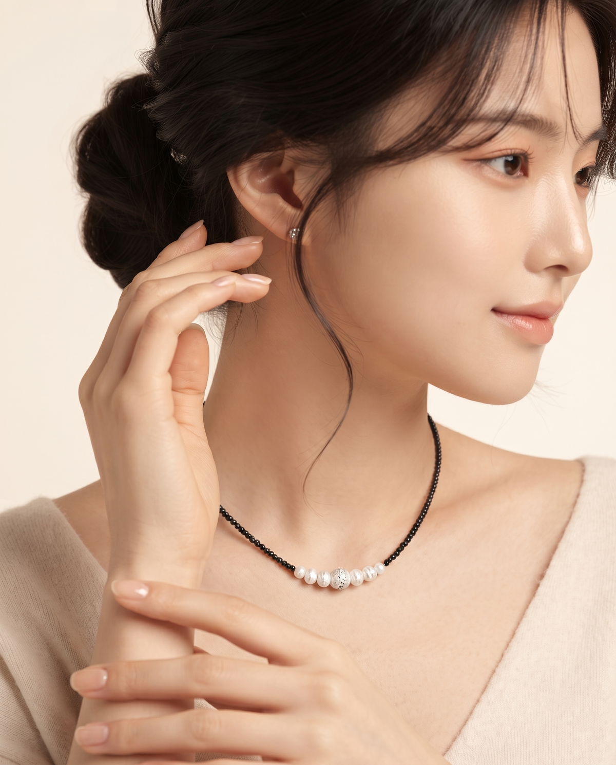 Graduated front bead necklace