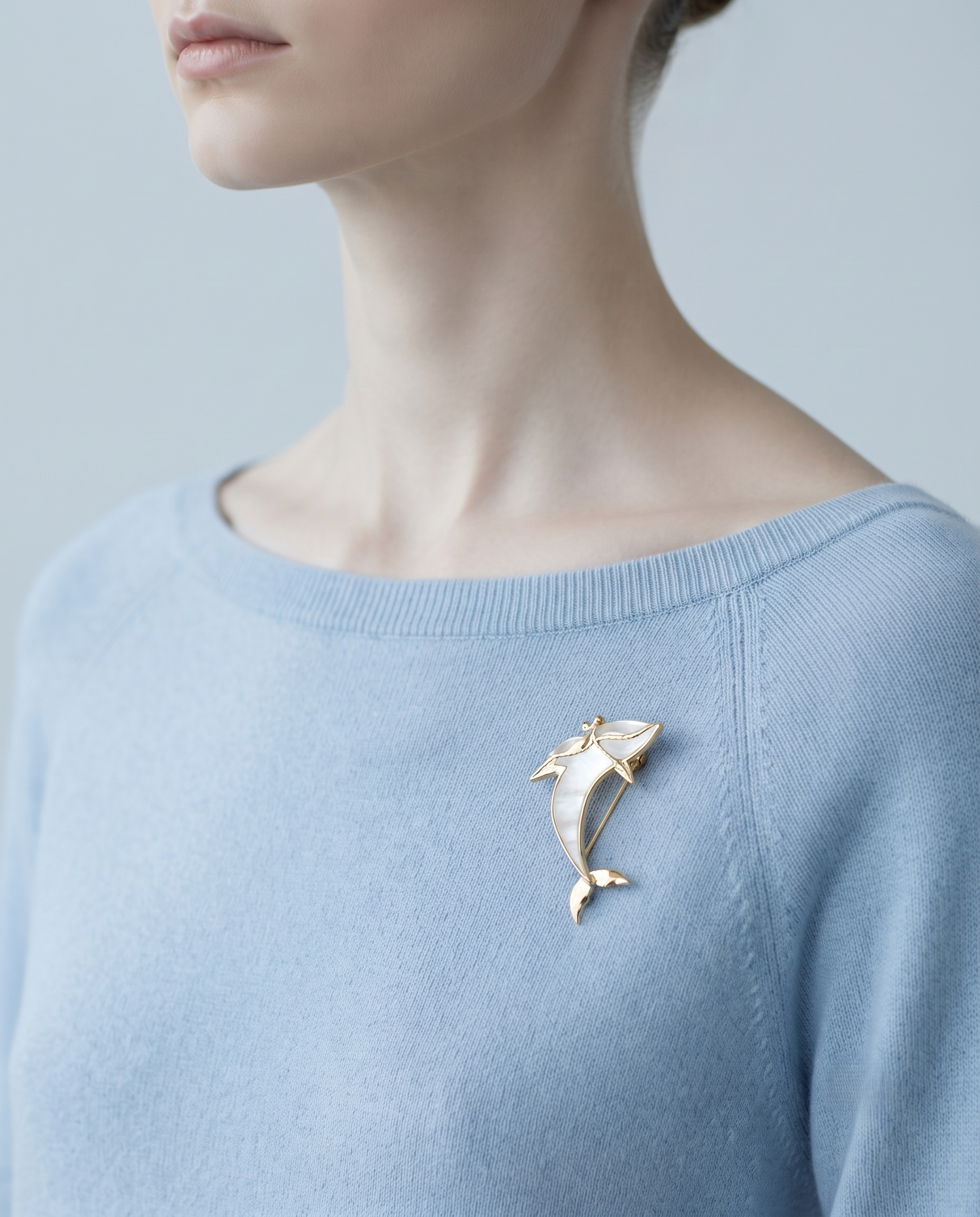 DIVING WHALE PEARL BROOCH
