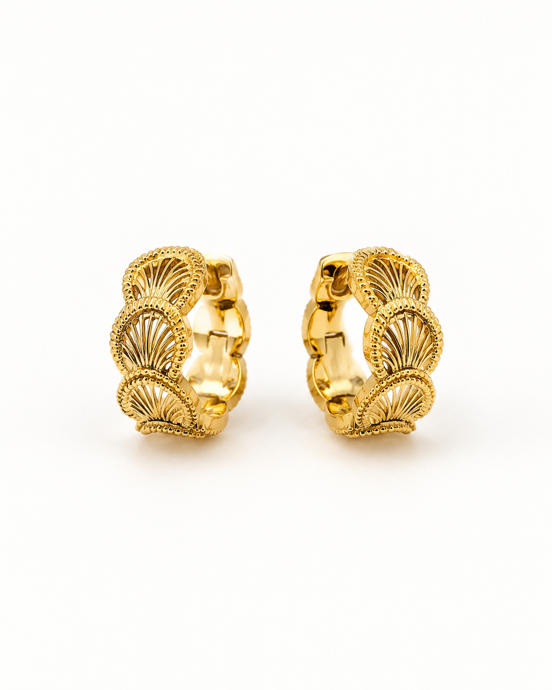 SHELL FAN TEXTURED HOOP EARRING