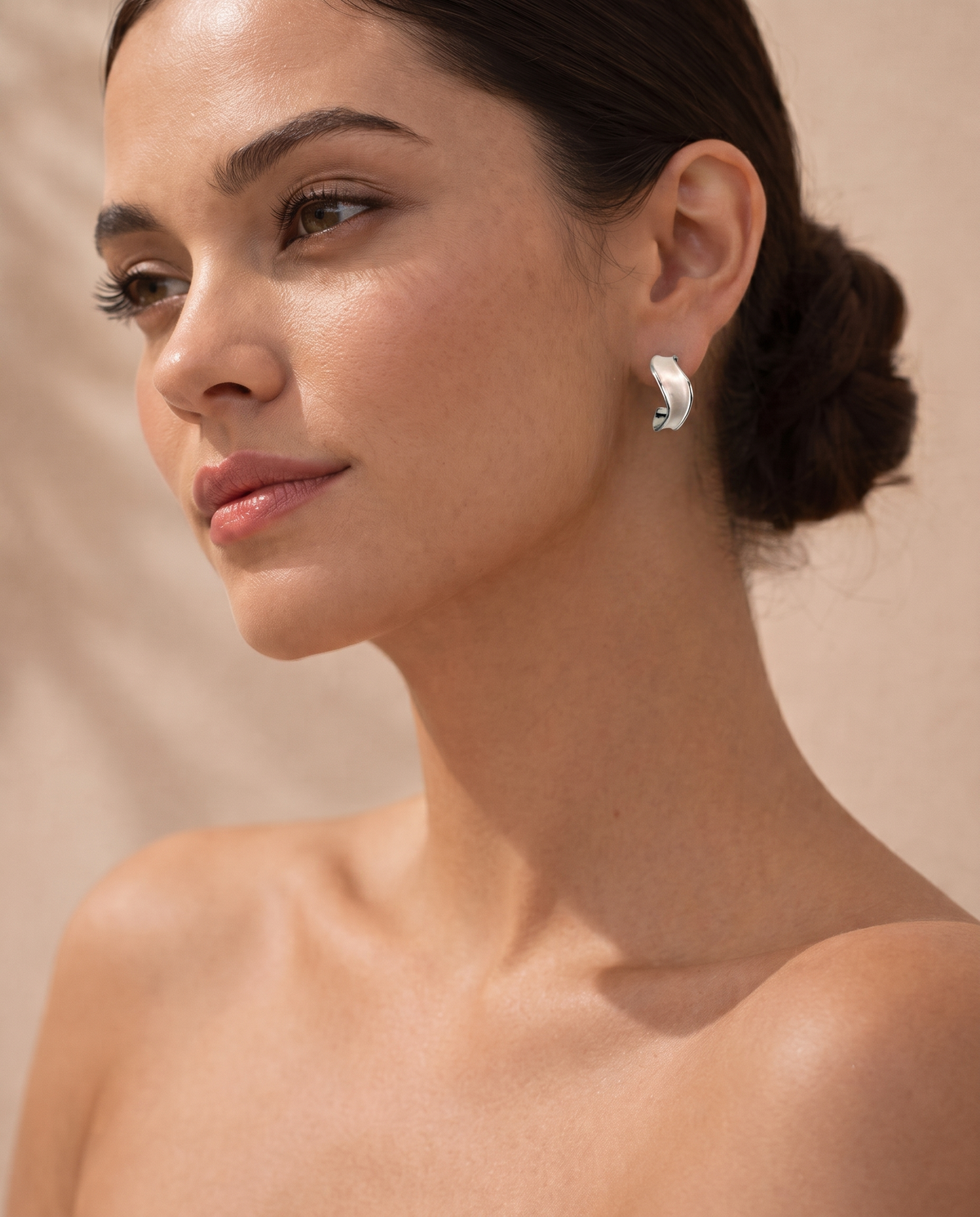 SCULPTED SHELL CURVE EARRING