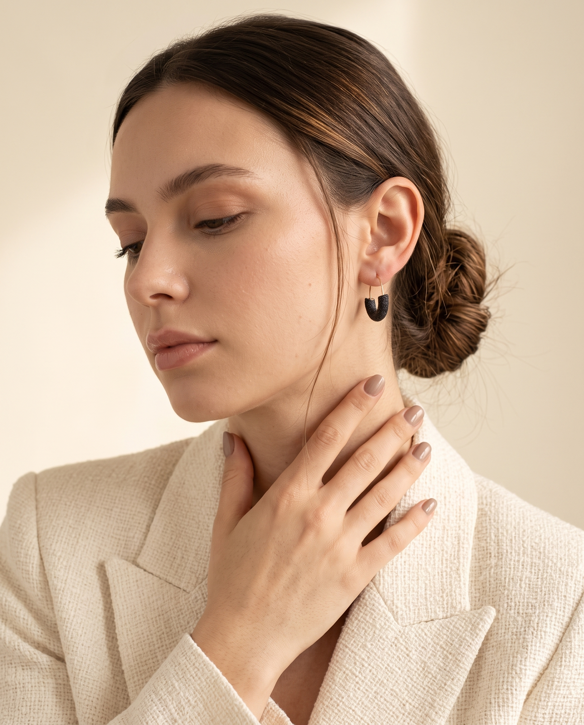 ONYX TEXTURED HOOP EARRING