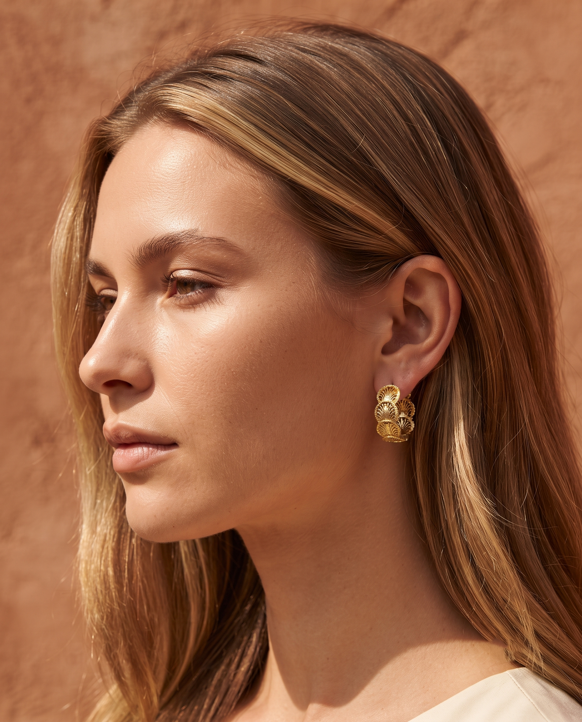 SHELL FAN TEXTURED HOOP EARRING