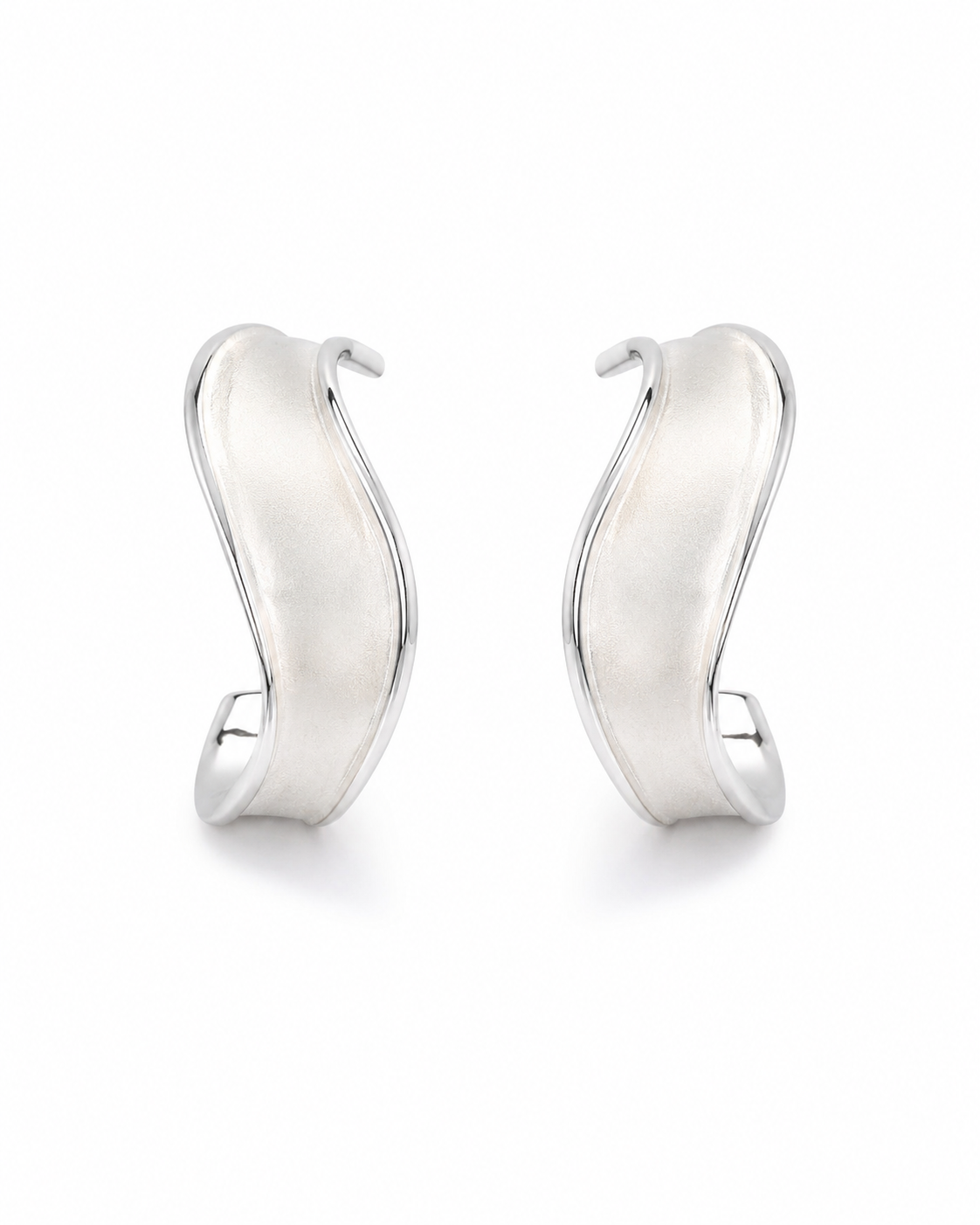 SCULPTED SHELL CURVE EARRING