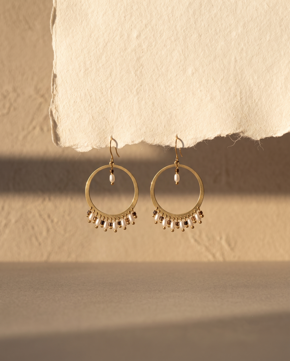 NOIR PEARL & SMOKE BEAD HOOP EARRING
