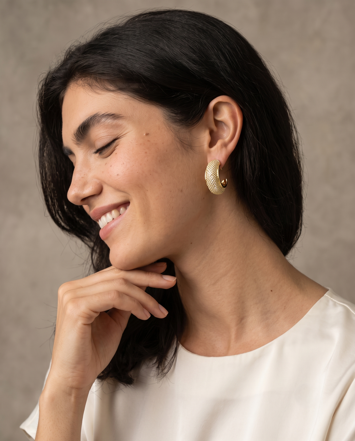 LUMINOUS WEAVE HUGGIE EARRING