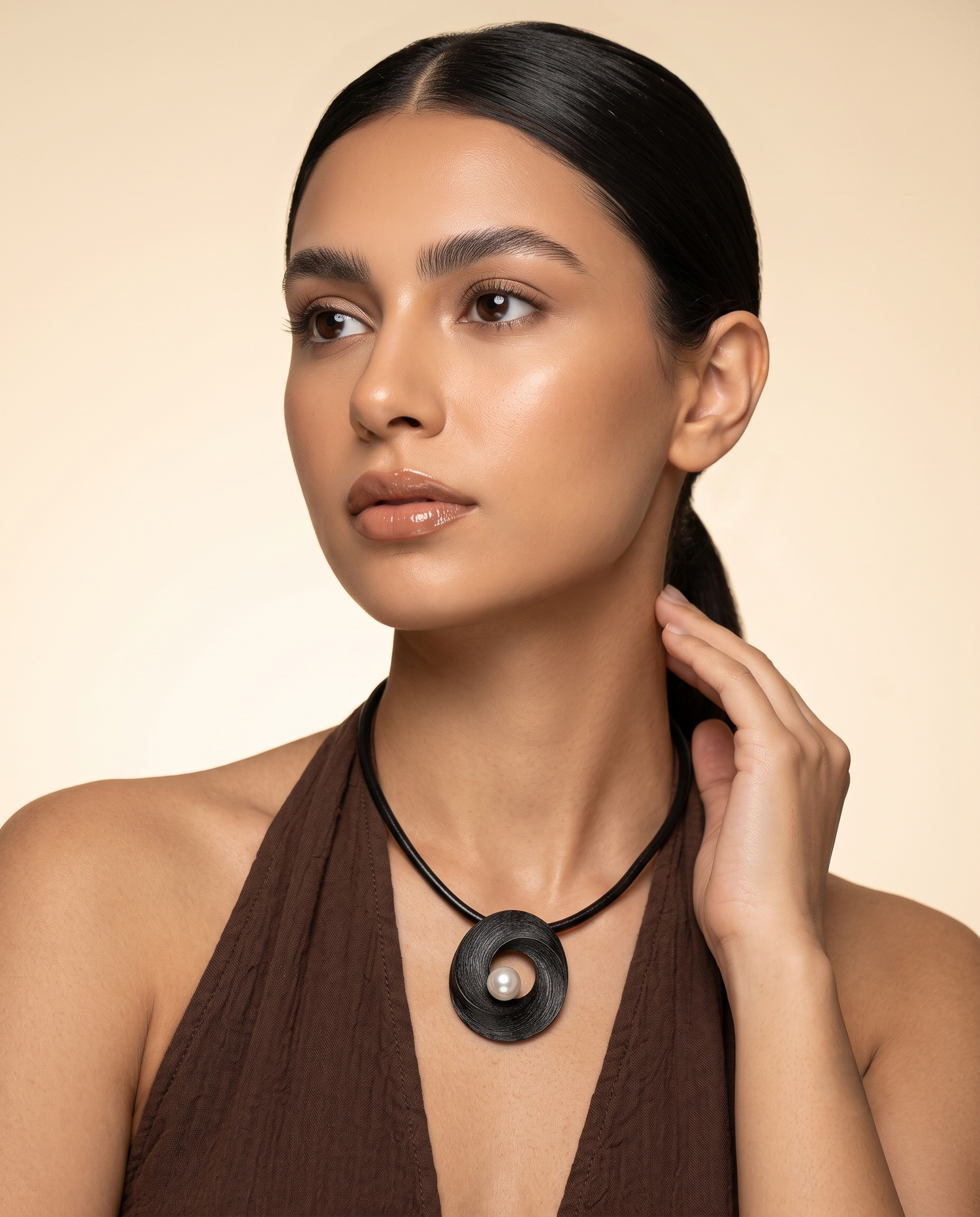 MODERN HALO PEARL NECKLACE