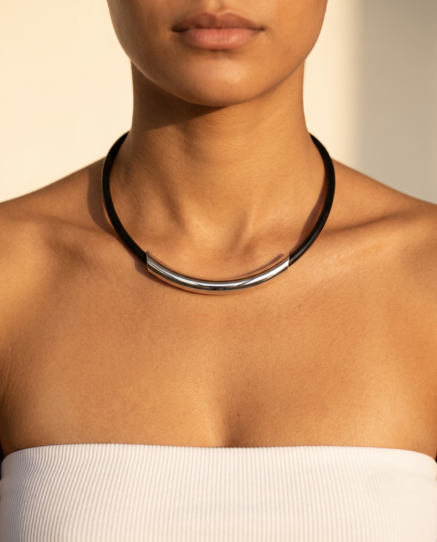 SCULPTED HORIZON CURVE NECKLACE