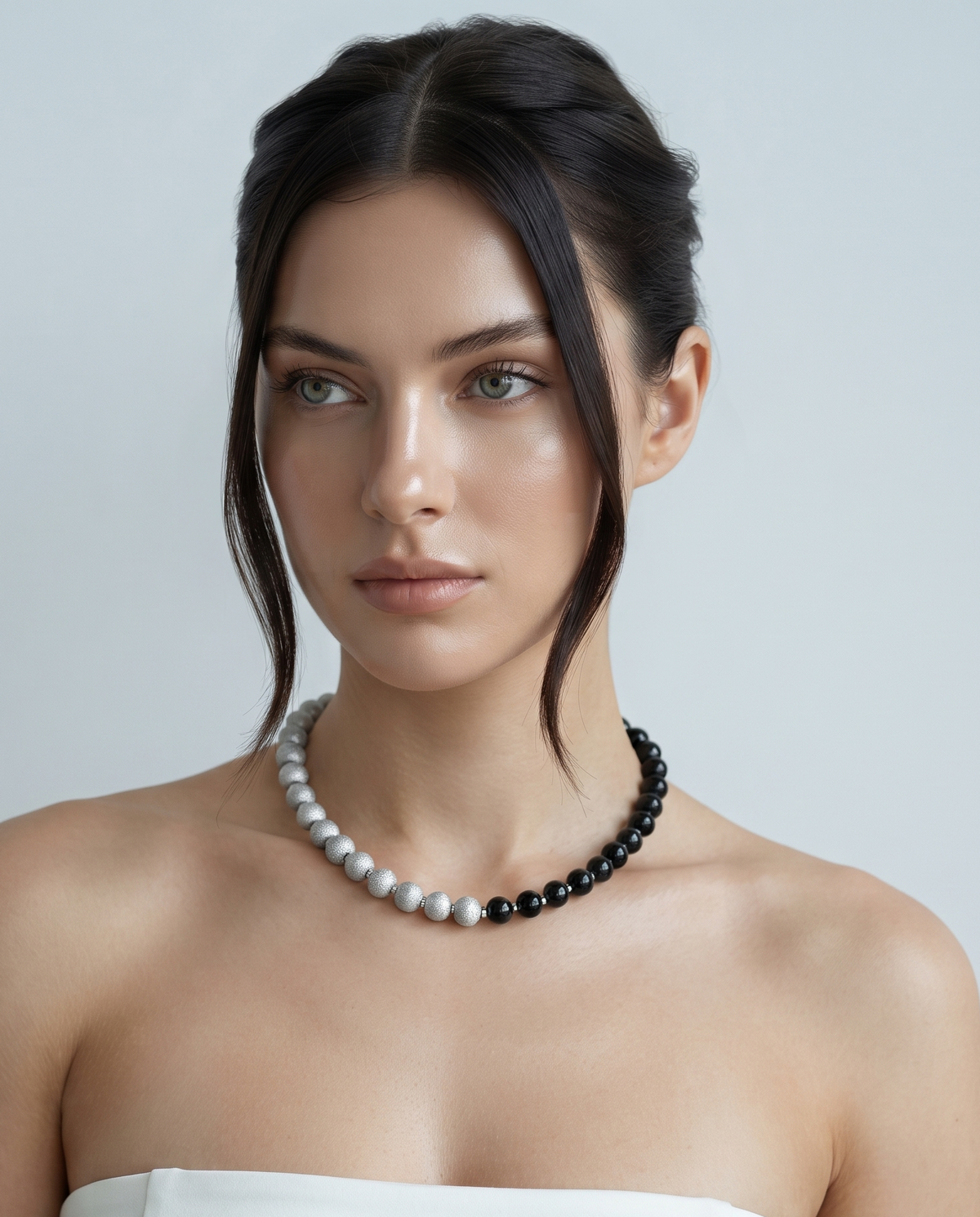 ALTERNATING TEXTURE BEAD NECKLACE