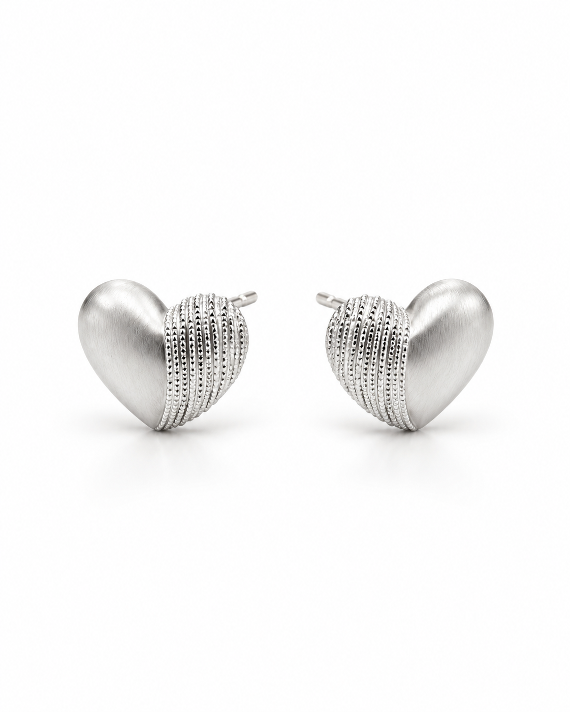 SILVER RIBBED HEART STUD EARRING