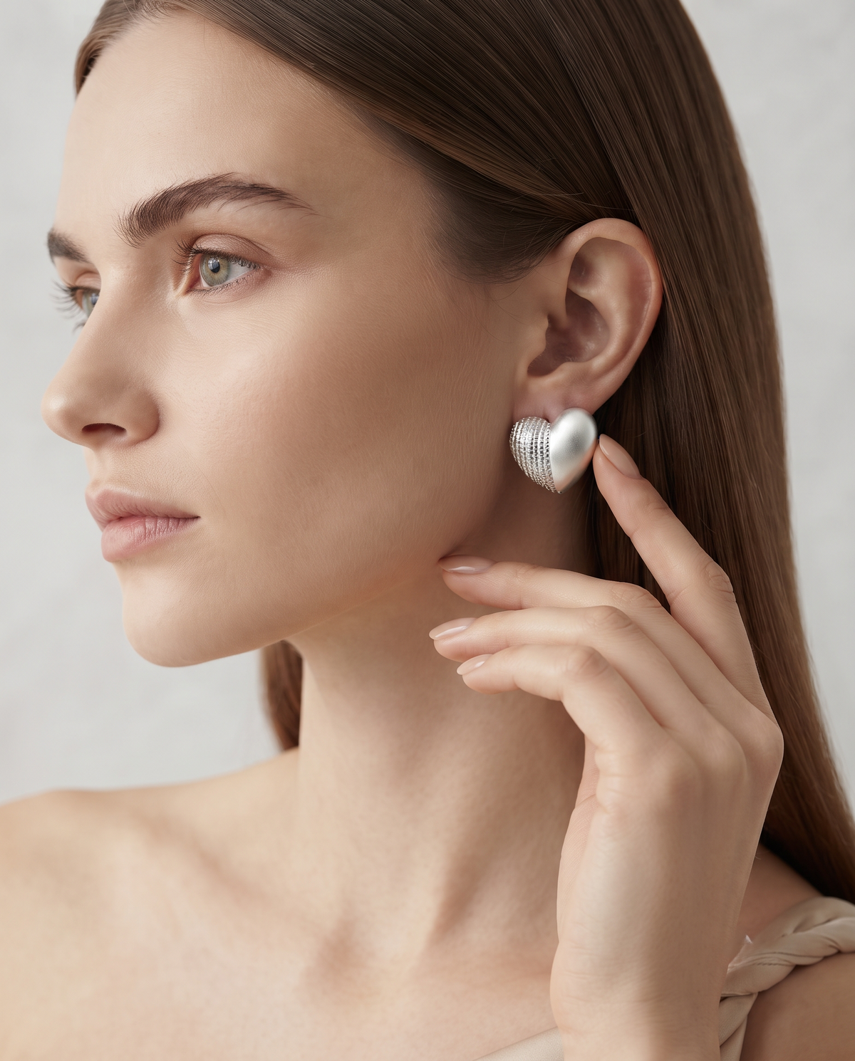 SILVER RIBBED HEART STUD EARRING