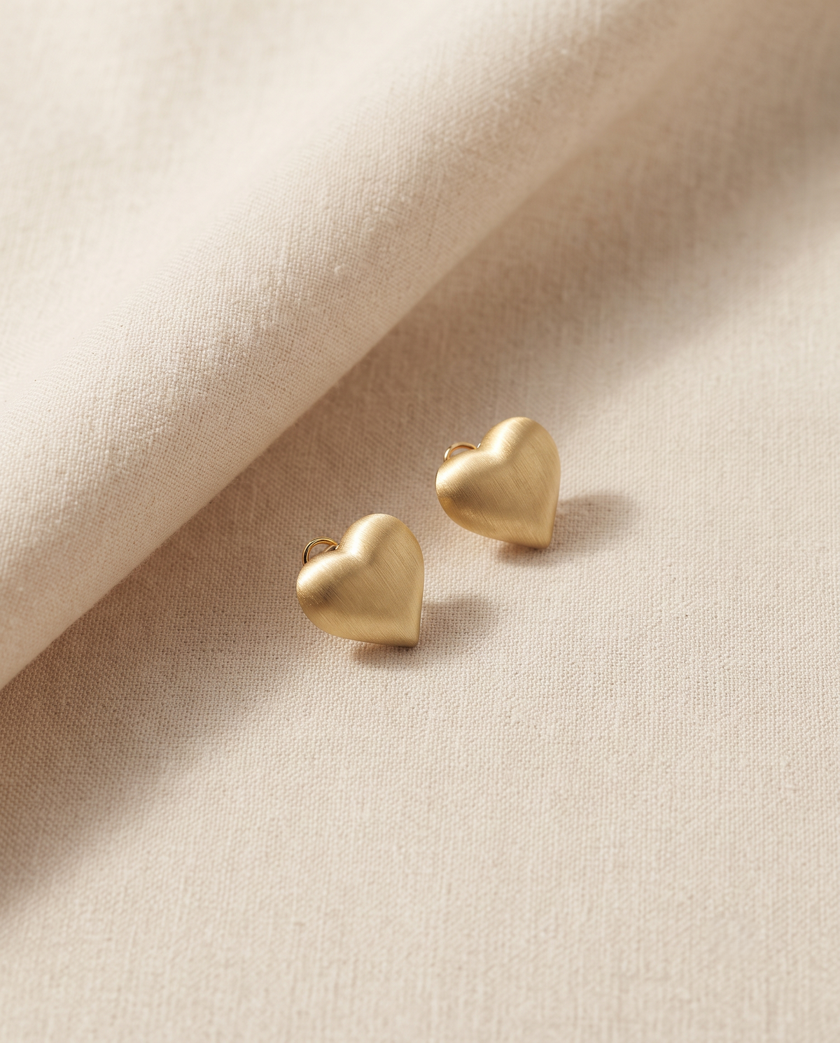 GOLD RIBBED HEART STUD EARRING