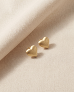 GOLD RIBBED HEART STUD EARRING