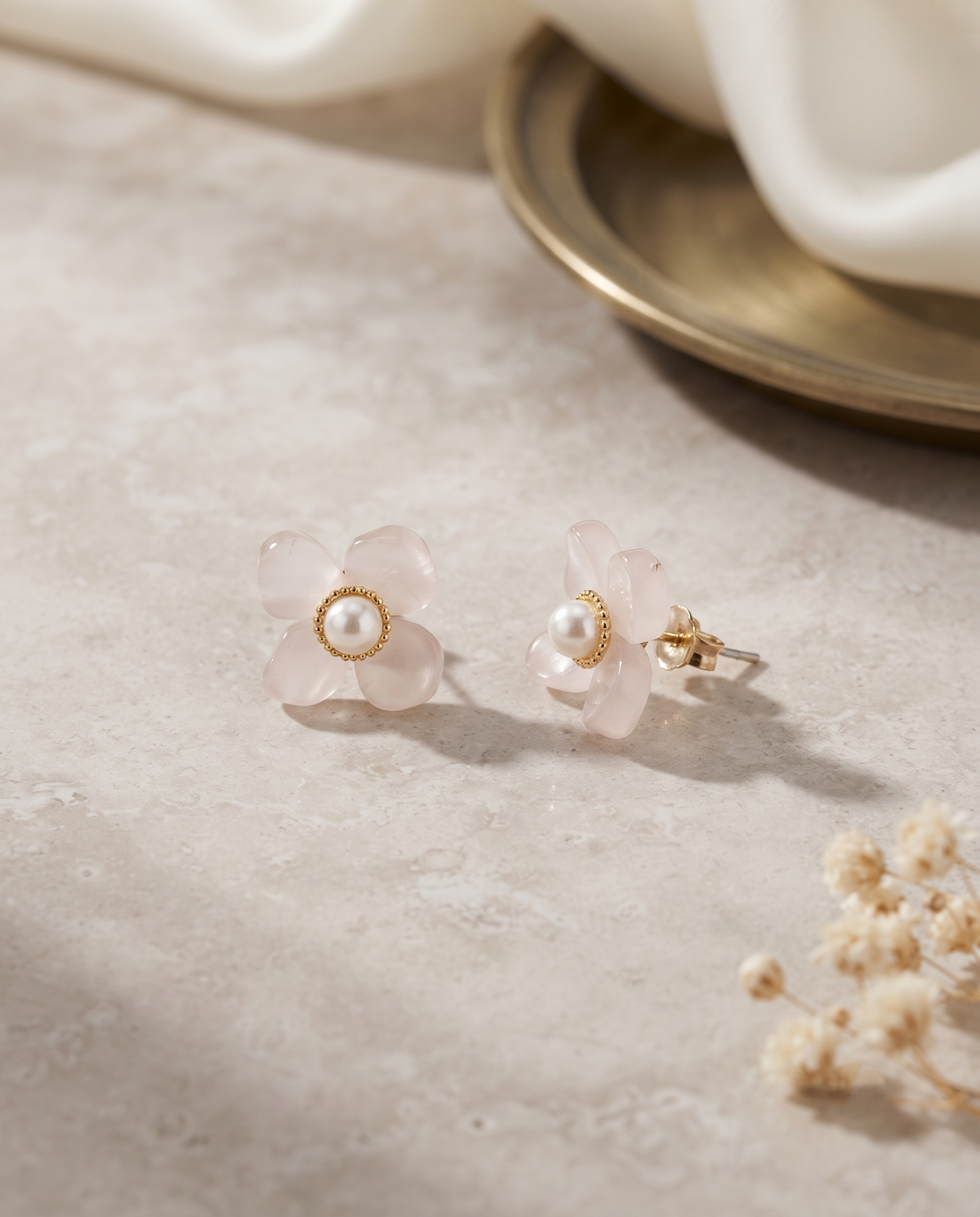 BLUSH PETAL PEARL FLOWER STUD EARRING