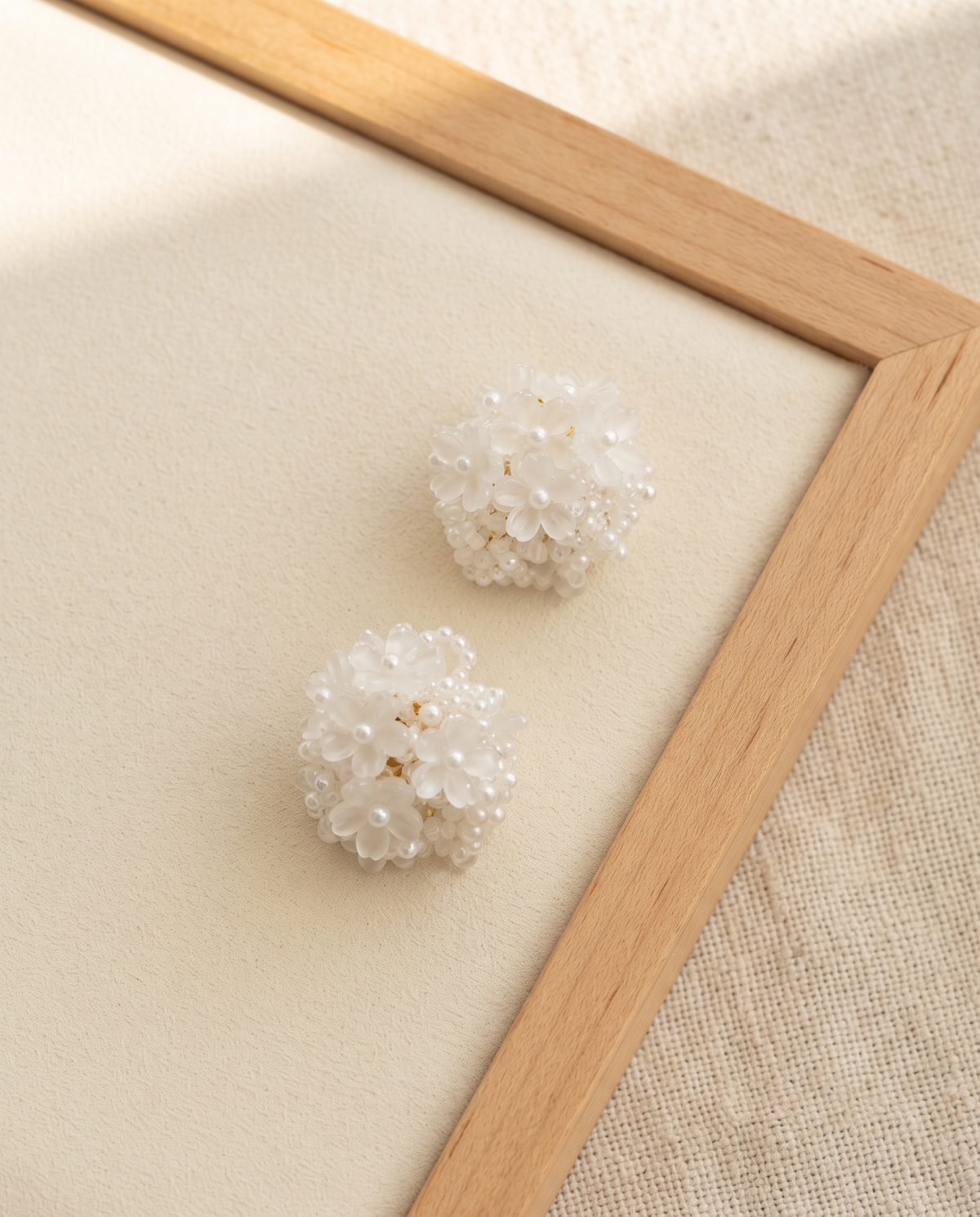 WHITE FLOWER PEARL CLUSTER STUD EARRING