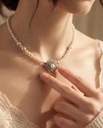 BLOOM MEDALLION PEARL NECKLACE
